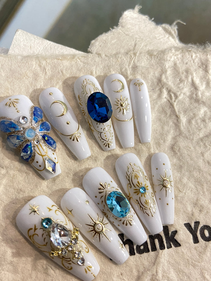 Luxurious nails with Swarovski diamonds and gold threads 月光之女