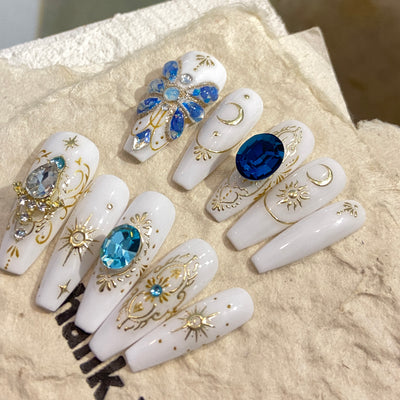 Luxurious nails with Swarovski diamonds and gold threads 月光之女
