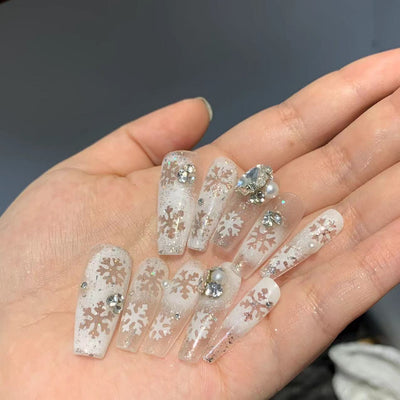 Pure, luxury nails with snowflakes background and diamond 雪花